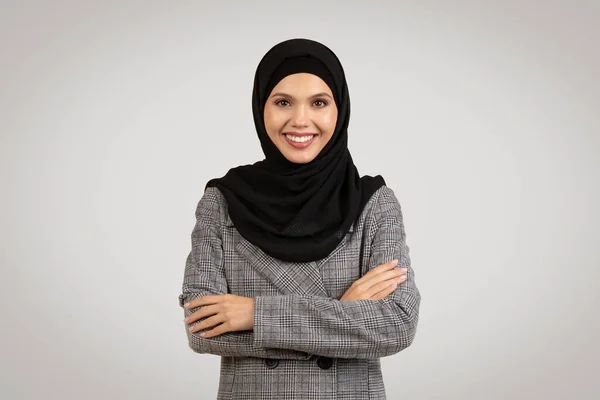 穿着头巾和有格子的西服 手挽手站在一起微笑自信的女商人 代表了工作场所的多样性 — 图库照片