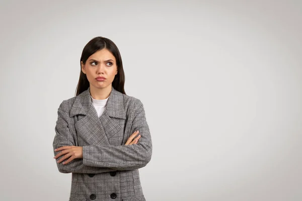 Young Woman Skeptical Expression Wearing Houndstooth Tweed Jacket Arms Crossed — Stock Photo, Image