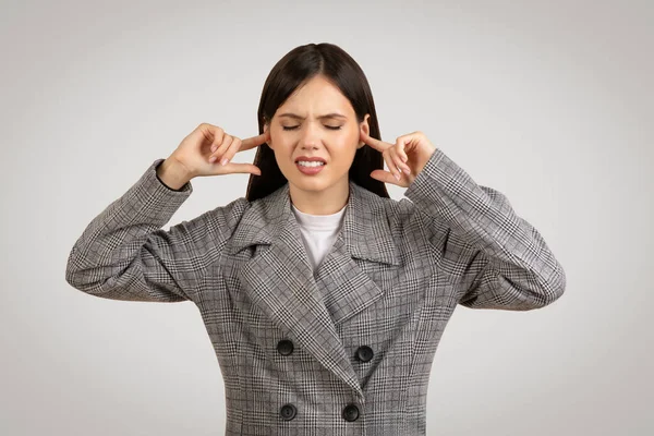 Gürültüyü Engellemek Için Parmaklarıyla Kulaklarını Tıkayan Şık Ekose Ceketli Sinirli — Stok fotoğraf