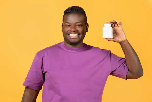 Hombre Negro Alegre Camiseta Púrpura Mostrando Frasco Píldoras Cámara Sonriendo — Foto de Stock