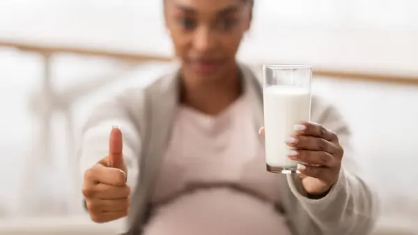 Pregnant Black Woman Big Belly Showing Glass Milk Thumb Camera — Stock Photo, Image