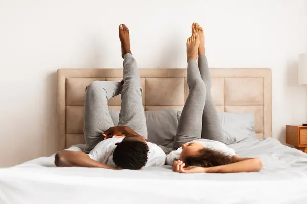 Unbeschwerter Gemeinsamer Morgen Afroamerikanische Junge Ehepartner Entspannen Sich Mit Erhobenen — Stockfoto