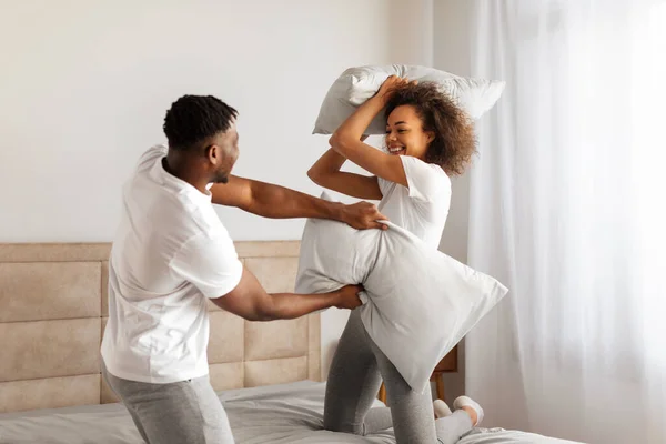Verspielt Liebende Schwarze Paar Genießt Unbeschwerte Kissenschlacht Und Füllt Gemütliche — Stockfoto