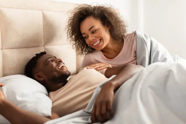 Nahaufnahme Von Glücklichen Schwarzen Ehepartnern Die Bett Kuscheln Und Flirten — Stockfoto