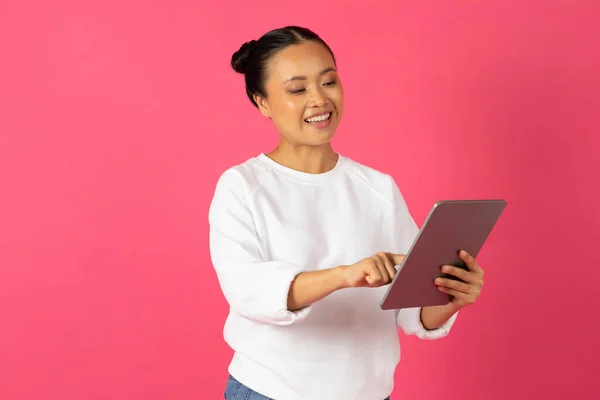 Modern Teknolojiler Dijital Tablet Kullanan Gülümseyen Asyalı Kadının Portresi Pembe — Stok fotoğraf