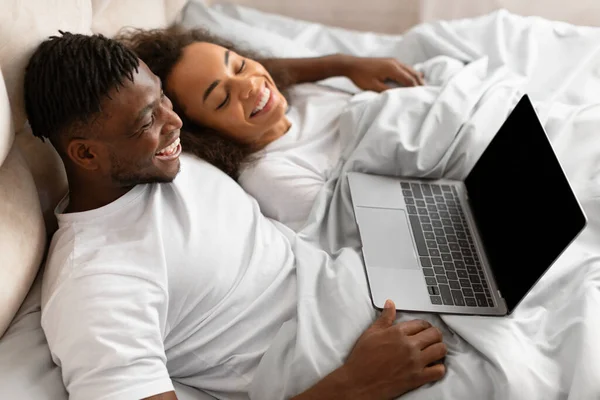 Glückliches Junges Schwarzes Paar Das Sich Bett Mit Laptop Mit — Stockfoto