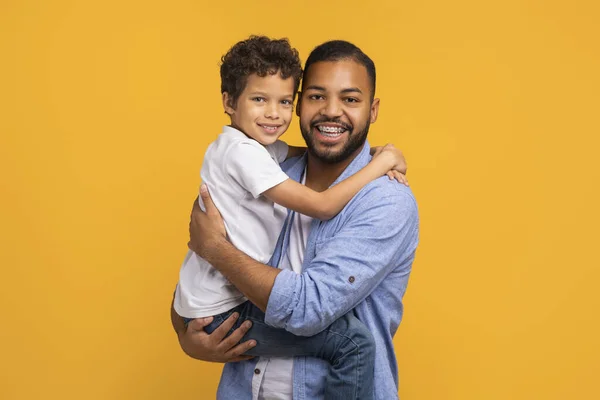 Mutlu Siyah Baba Küçük Oğlunu Kaldırıyor Kişilik Mutlu Afro Amerikan — Stok fotoğraf