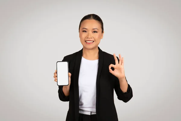 Contenu Femme Affaires Asiatique Tenant Smartphone Avec Écran Blanc Dans — Photo