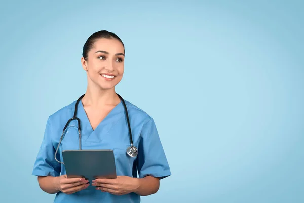 Cheerful Young Woman Nurse Blue Medical Uniform Holding Digital Tablet — Stock Photo, Image