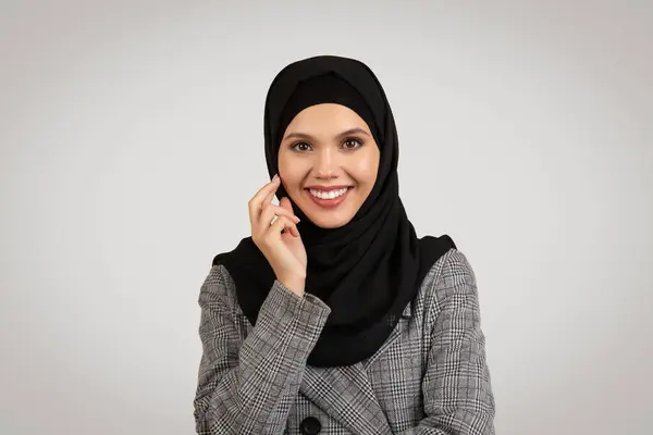 Portret Muzułmańskiej Bizneswoman Hidżabie Uśmiechniętej Aparatu Elegancko Pozującej Szarym Tle — Zdjęcie stockowe
