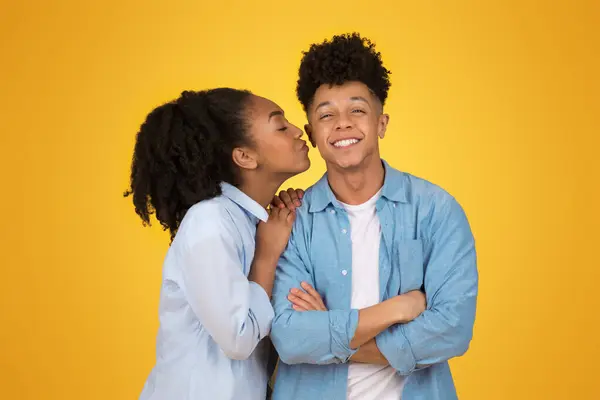 Sevecen Genç Siyahi Kadın Gülümseyen Genç Adamı Yanağından Öpüyor Her — Stok fotoğraf