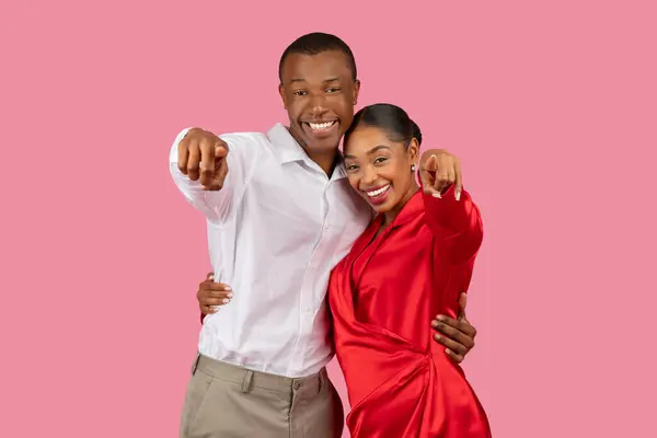 Engagiertes Schwarzes Paar Das Mit Selbstbewusstem Lächeln Direkt Die Kamera — Stockfoto