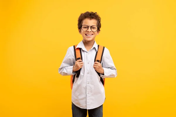 Cheerful Young Schoolboy Curly Hair Glasses Gripping His Backpack Straps — Stock Photo, Image