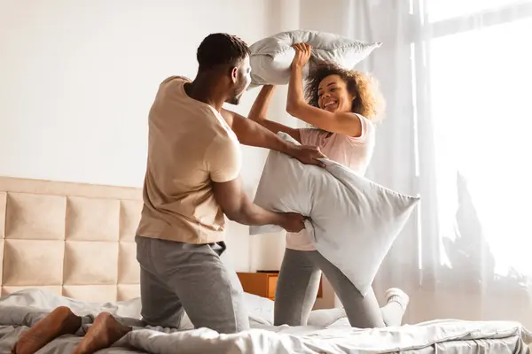 Afroamerikanische Freund Und Freundin Haben Spaß Kissenschlacht Albern Zusammen Bett — Stockfoto