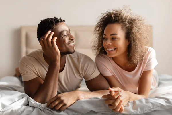 Flitterwochen Afroamerikaner Lächelt Attraktive Ehefrau Flirtet Bett Liegend Drinnen Schwarze — Stockfoto
