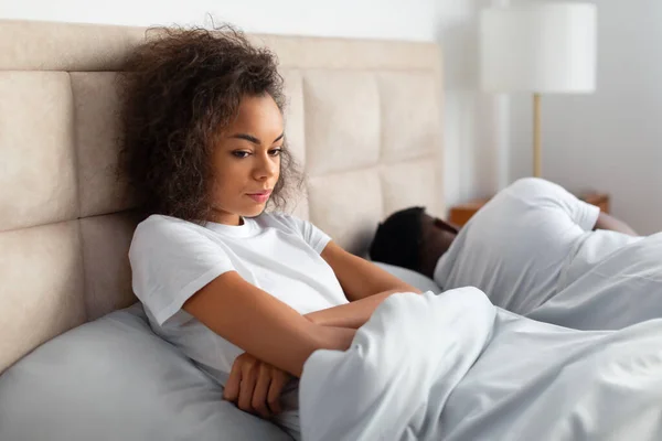 Problèmes Conjugaux Malheureuse Femme Noire Assise Côté Dormir Mari Après — Photo