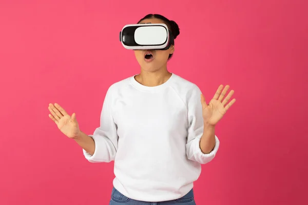 Surprised Young Asian Woman Wearing Virtual Reality Headset Gesturing Excitement — Stock Photo, Image