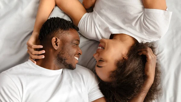 Liebevolle Junge Schwarze Ehepartner Flirten Und Genießen Die Intimität Bett — Stockfoto