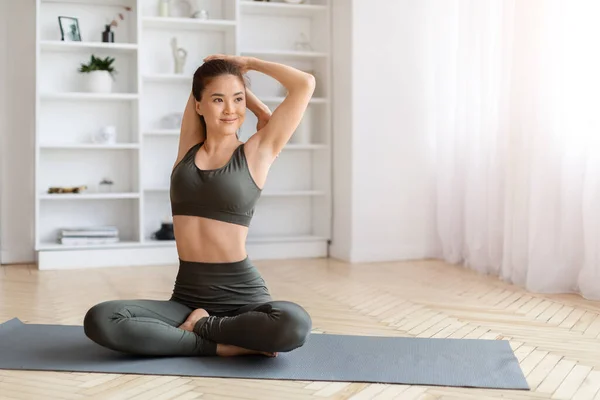 Fit Young Asian Woman Making Seated Yoga Tricep Stretch While — Stock Photo, Image