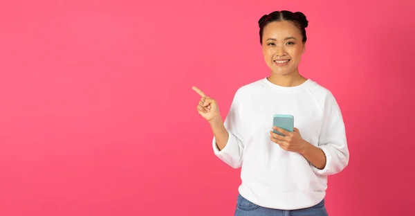 Harika Bir Teklif Heyecanlı Asyalı Genç Kadın Akıllı Telefonu Tutuyor — Stok fotoğraf