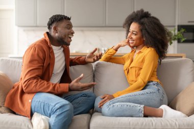 Afrika kökenli Amerikalı eşlerin konuşmaları, flörtleşmeleri, hafta sonları birlikte koltuklarda oturmaları. Evde sohbet eden çiftler komik hikayeler anlatıyor.