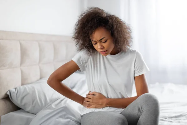 Stomachache Young African American Woman Sits Her Bed Touching Abdomen — Stock Photo, Image