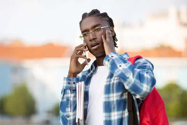 Afroamerykanin Rozmawia Przez Komórkę Odbiera Niespodziewane Telefony Reaguje Złe Wieści — Zdjęcie stockowe