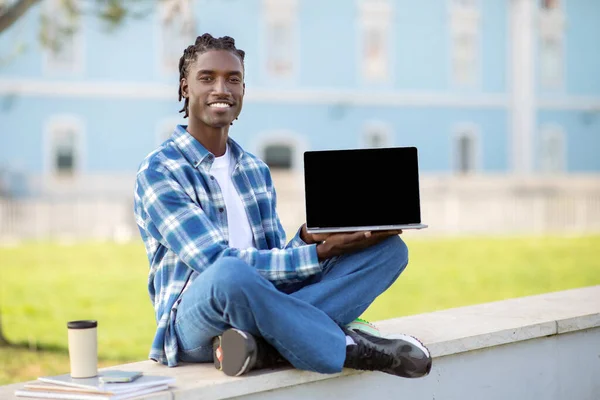 Happy Czarny Student Facet Wyświetla Pusty Ekran Swoim Laptopie Siedzi — Zdjęcie stockowe