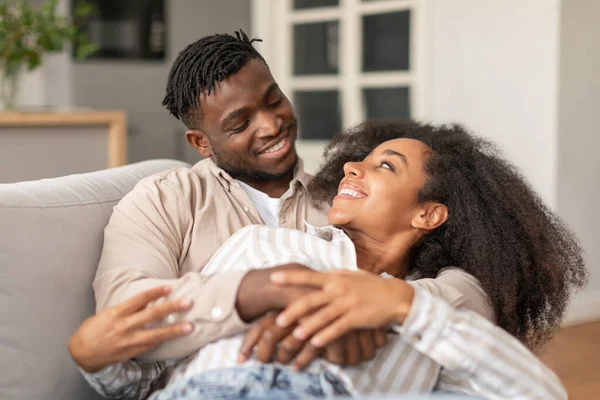 Lycka Till Med Äktenskapet Älska Millennial Black Spouses Kramas Och — Stockfoto