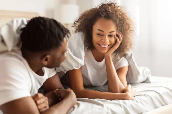Paarromantik Verspielte Afrikanisch Amerikanische Junge Eheleute Flirten Bett Unter Einer — Stockfoto