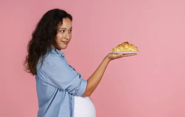 Feliz Milenial Embarazada Mujer Celebrar Delicioso Croissant Palma Esperando Dama — Foto de Stock