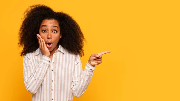 Astonished Young Black Woman Curly Hair Touches Her Cheek Points — Stock Photo, Image