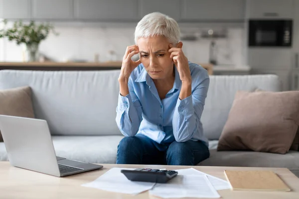 Deprimerad Europeiska Senior Lady Har Problem Med Ekonomi Ser Laptop — Stockfoto