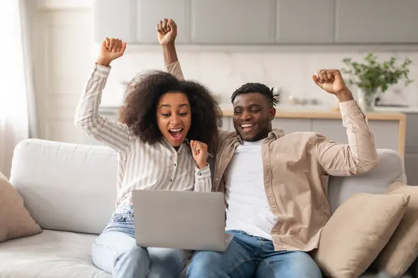 Glada Afroamerikanska Par Med Laptop Gesturing Med Glädje Skakar Knytnävar — Stockfoto