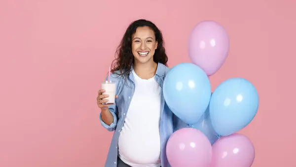 Smiling Pregnant Young Woman Glass Milk Holding Blue Pink Balloons — Stock Photo, Image