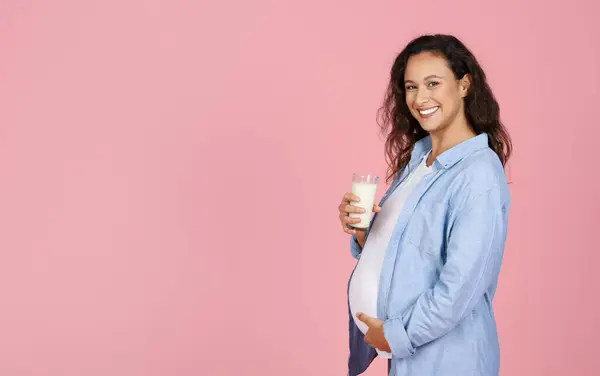 Здоровая Счастливая Молодая Беременная Женщина Обычной Одежде Держащая Стакан Молока — стоковое фото