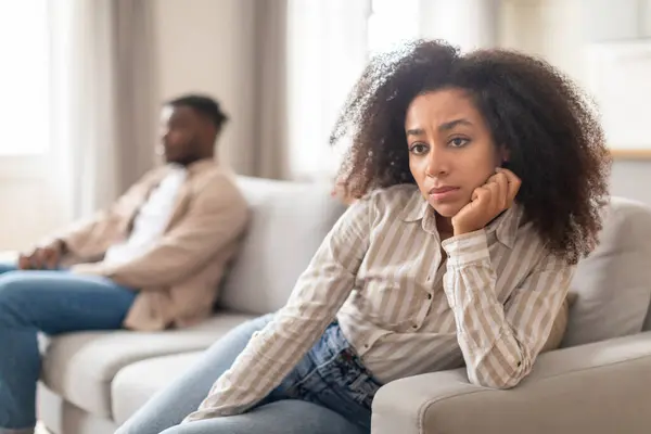 Jeune Couple Noir Malheureux Éprouvant Crise Mariage Les Conjoints Assis — Photo