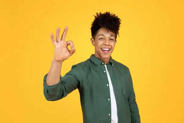 Positive Stylish Millennial Black Guy Showing Okay Gesture Smiling Camera — Stock Photo, Image