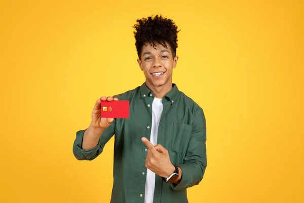 Χαρούμενα Κομψό Νεαρό Μαύρο Άντρα Που Δείχνει Κόκκινο Πλαστικό Πιστωτική — Φωτογραφία Αρχείου