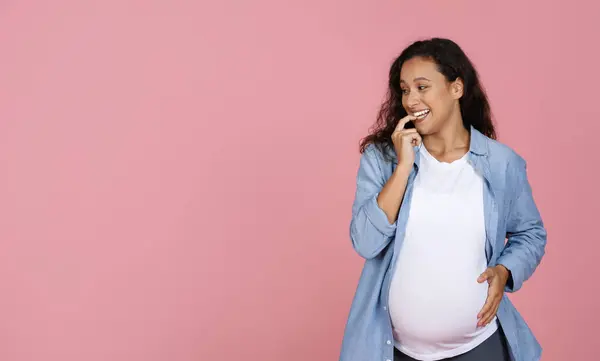 Emocionada Morena Embarazada Milenaria Con Gran Vientre Mordiéndose Dedo Aislada — Foto de Stock