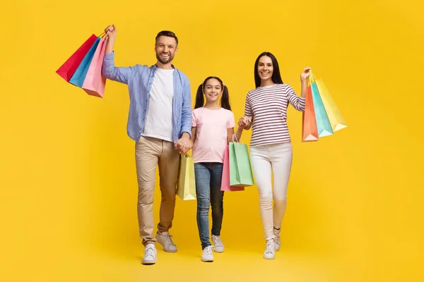 Family Shopping Joyful Young Parents Teen Daughter Holding Bright Shopper — Stock Photo, Image