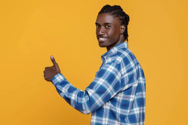 Sonriente Joven Negro Mostrando Pulgar Hacia Arriba Cámara Positivo Millennial —  Fotos de Stock