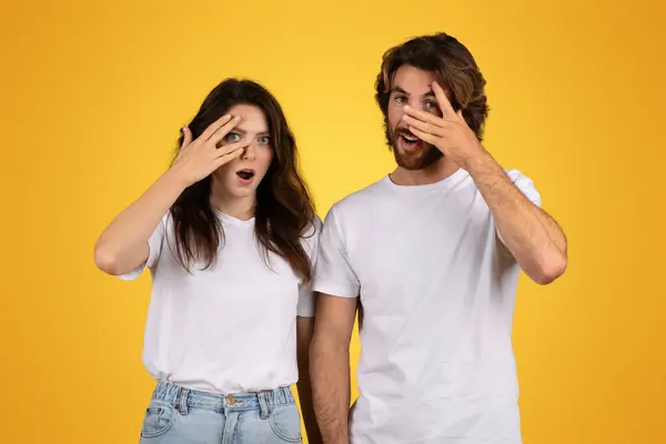 Shocked Curious European Couple Wide Eyes Covering One Eye Hands — Stock Photo, Image