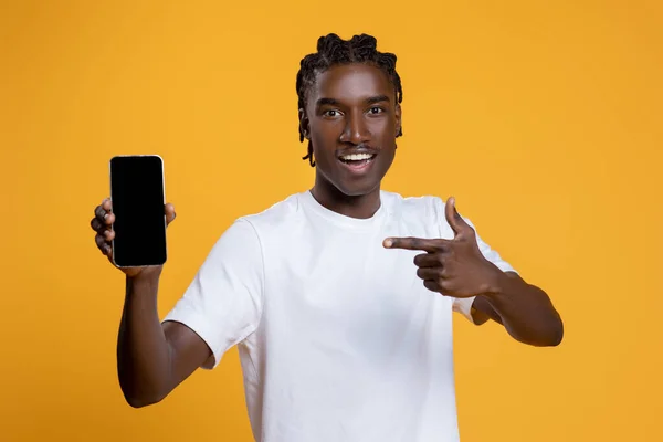 Hombre Negro Joven Feliz Señalando Teléfono Inteligente Con Pantalla Blanco —  Fotos de Stock