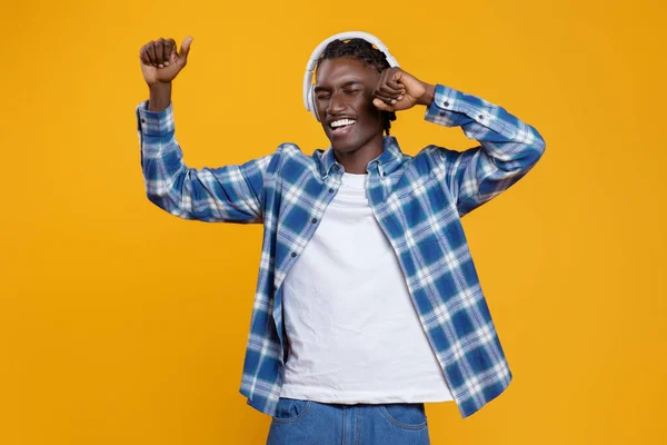 Joven Hombre Negro Con Auriculares Inalámbricos Disfrutando Música Bailando Sonriendo —  Fotos de Stock