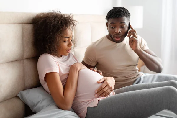 Spontaneous Labor Childbirth Problems Worried African American Husband Calling Emergency — Stock Photo, Image