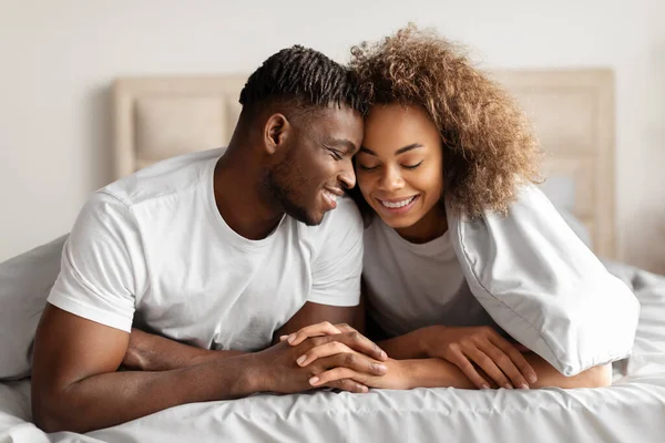 Heureux Couple Amoureux Noirs Lit Tenant Main Touchant Front Tout — Photo