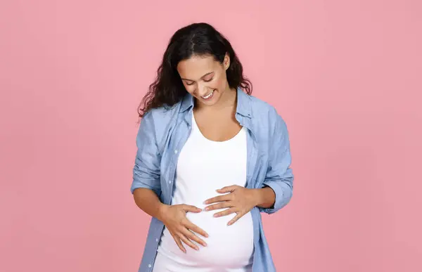 Έννοια Εγκυμοσύνης Νεαρή Ευρωπαία Μελαχρινή Γυναίκα Περιμένει Μωρό Ποζάρει Casual — Φωτογραφία Αρχείου