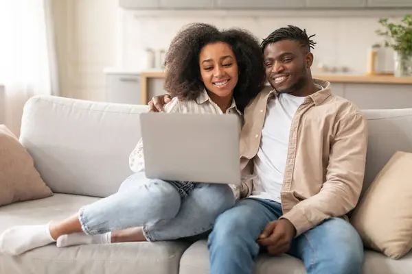 Νέοι Μαύροι Σύζυγοι Χρησιμοποιώντας Laptop Μαζί Περιήγηση Διαδικτύου Βλέποντας Ταινία — Φωτογραφία Αρχείου