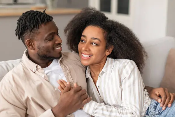 Glückliche Beziehung Liebendes Schwarzes Junges Paar Das Einander Lächelnd Umarmt — Stockfoto